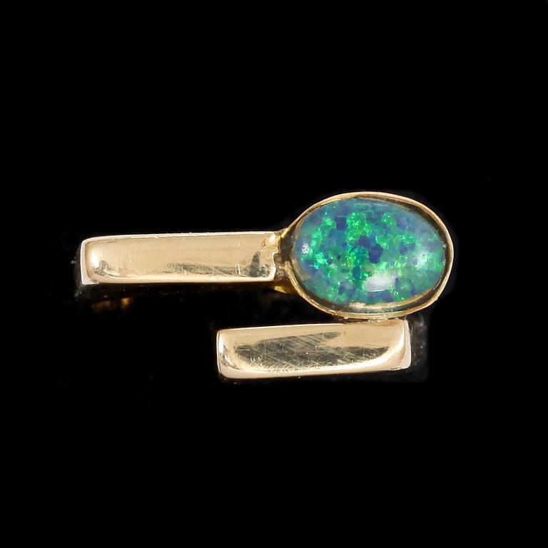 RING, 14 k guld med opal. Vikt 7,5 g.