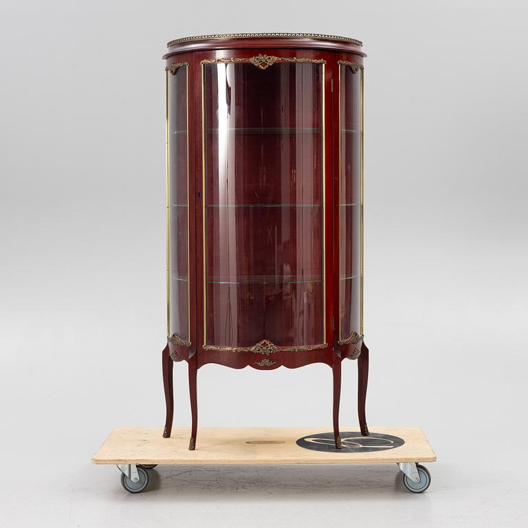 Vitrinskåp, Louis XVI-stil, 1900-talets andra hälft.