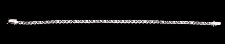 ARMBAND, 18 k vitguld, briljantslipade diamanter tot ca 4.62 ct. Vikt ca 12,9 g.