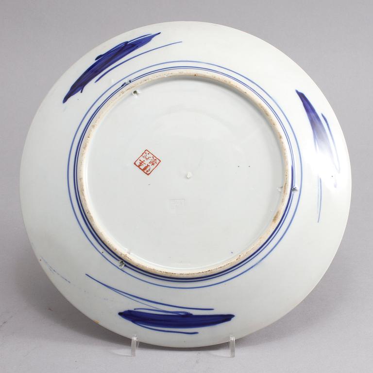 FAT, 2 st samt TALLRIK, porslin, Japan, 1900-tal.