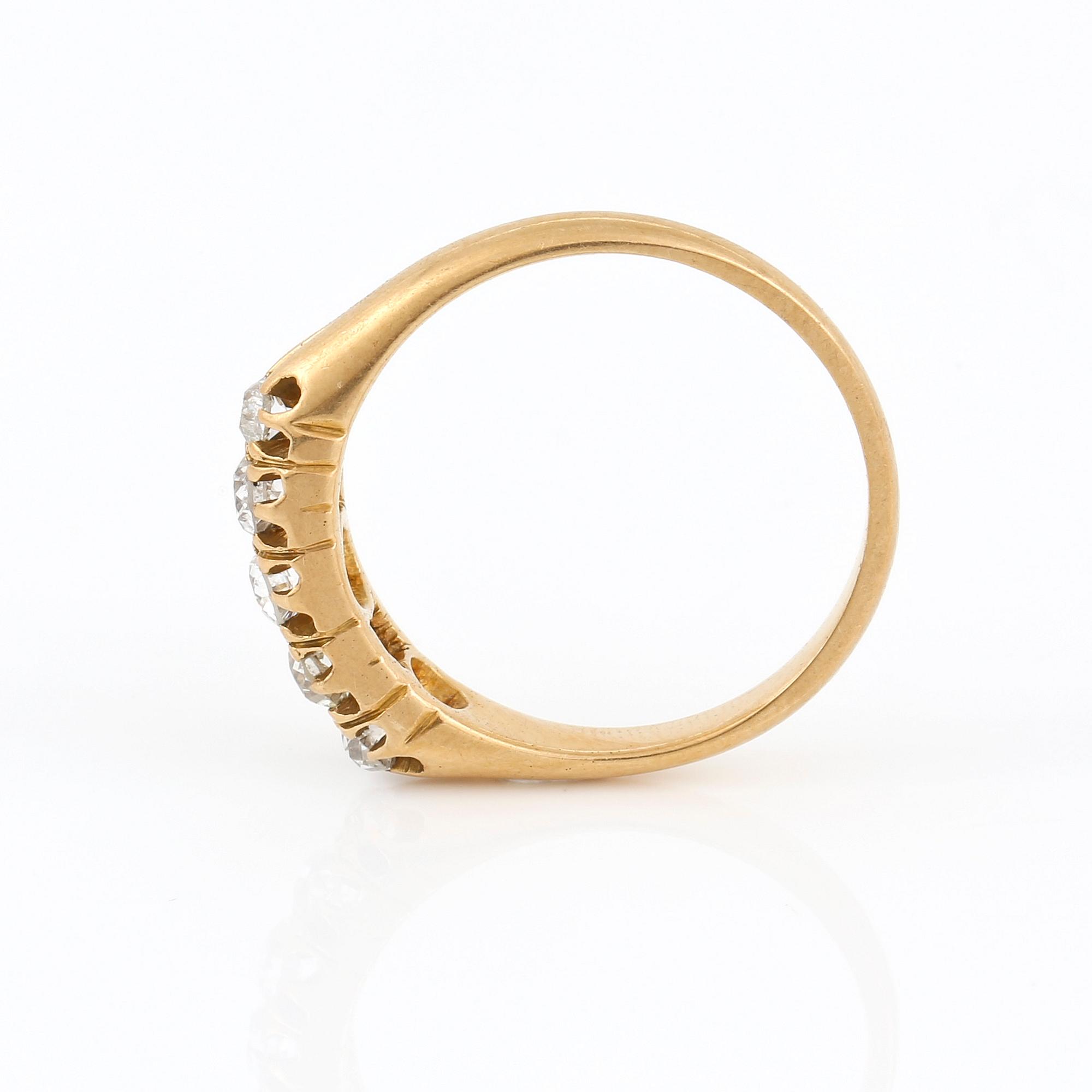 RING, 18K guld med 5 gammalslipade diamanter, tot ca 0,50 ct. Vikt 3,02 g.