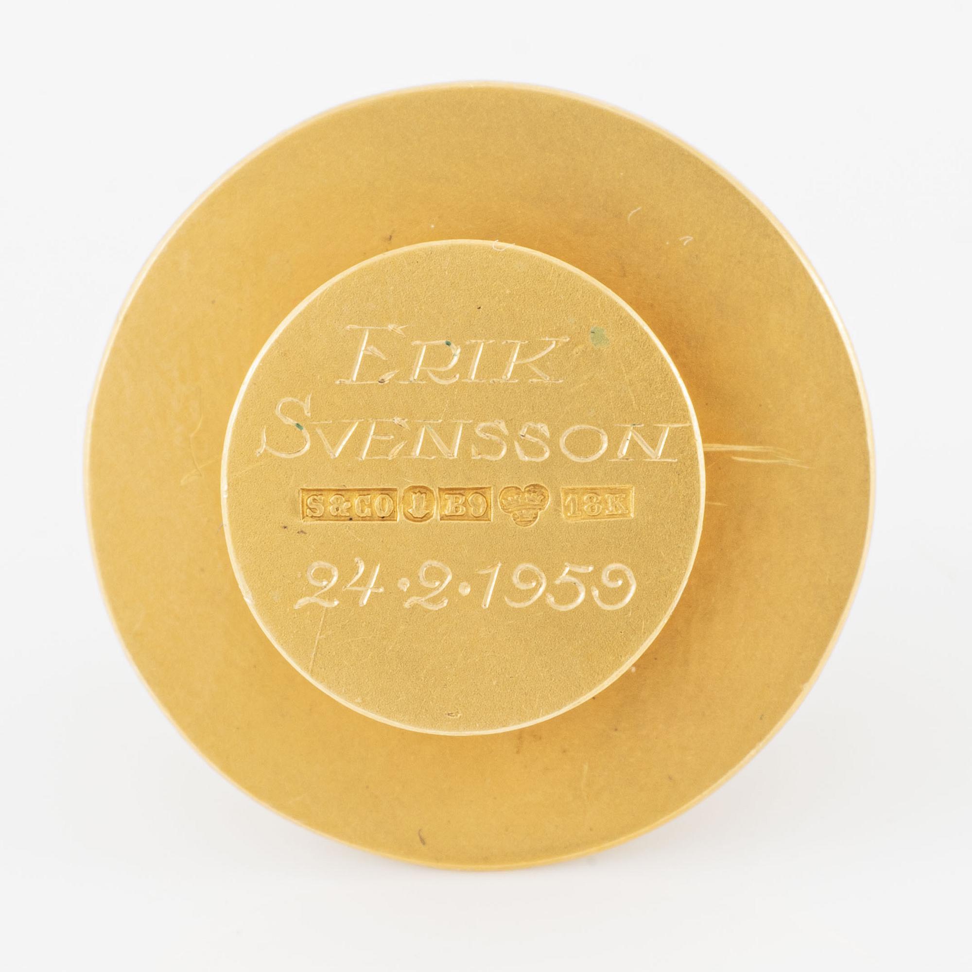 Button, Sweden's Bookbinders' Association, 18K gold and enamel.