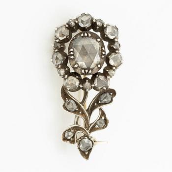 Brosch silver med rosenslipade diamanter i form av blomma.