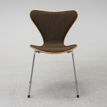 Arne Jacobsen, a set of eight 'Series 7' chairs from Fritz Hansen, Denmark, 1982.