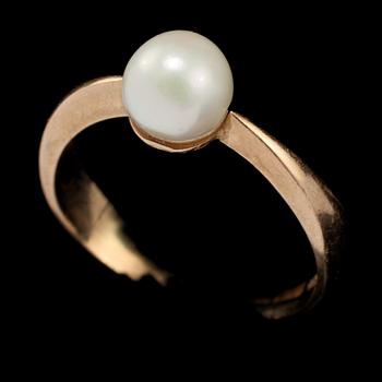 RING, 18k guld samt odlad pärla, Ceson, Göteborg, 1961. Vikt 4 g.