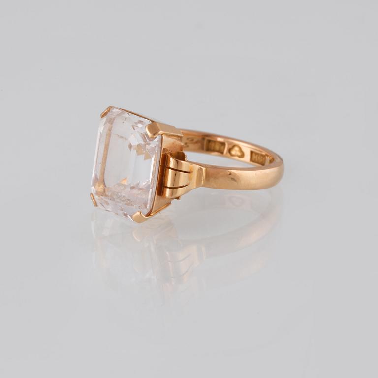 RING, 18K guld med fasettslipad bergkristall, G Falkengren, Lidköping, 1950. Vikt 5,2 gram.