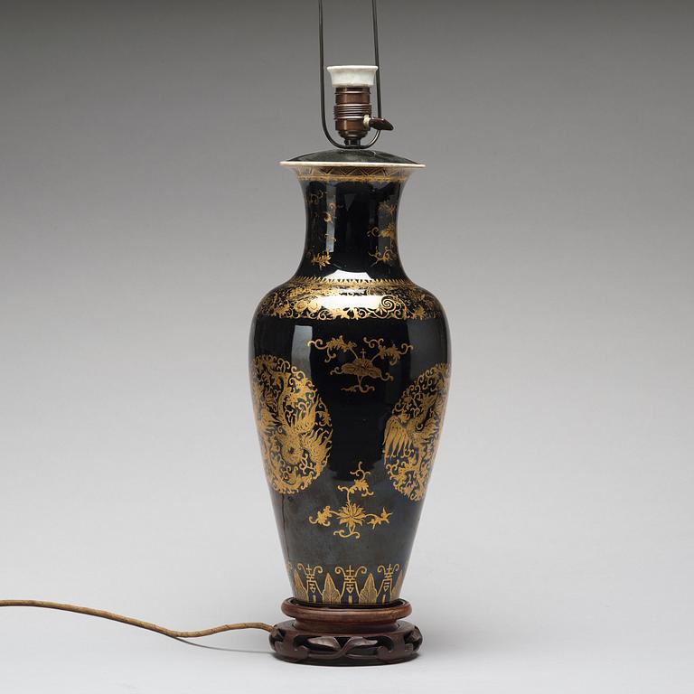 A large mirror black vase, late Qing dynasty, circa 1900.