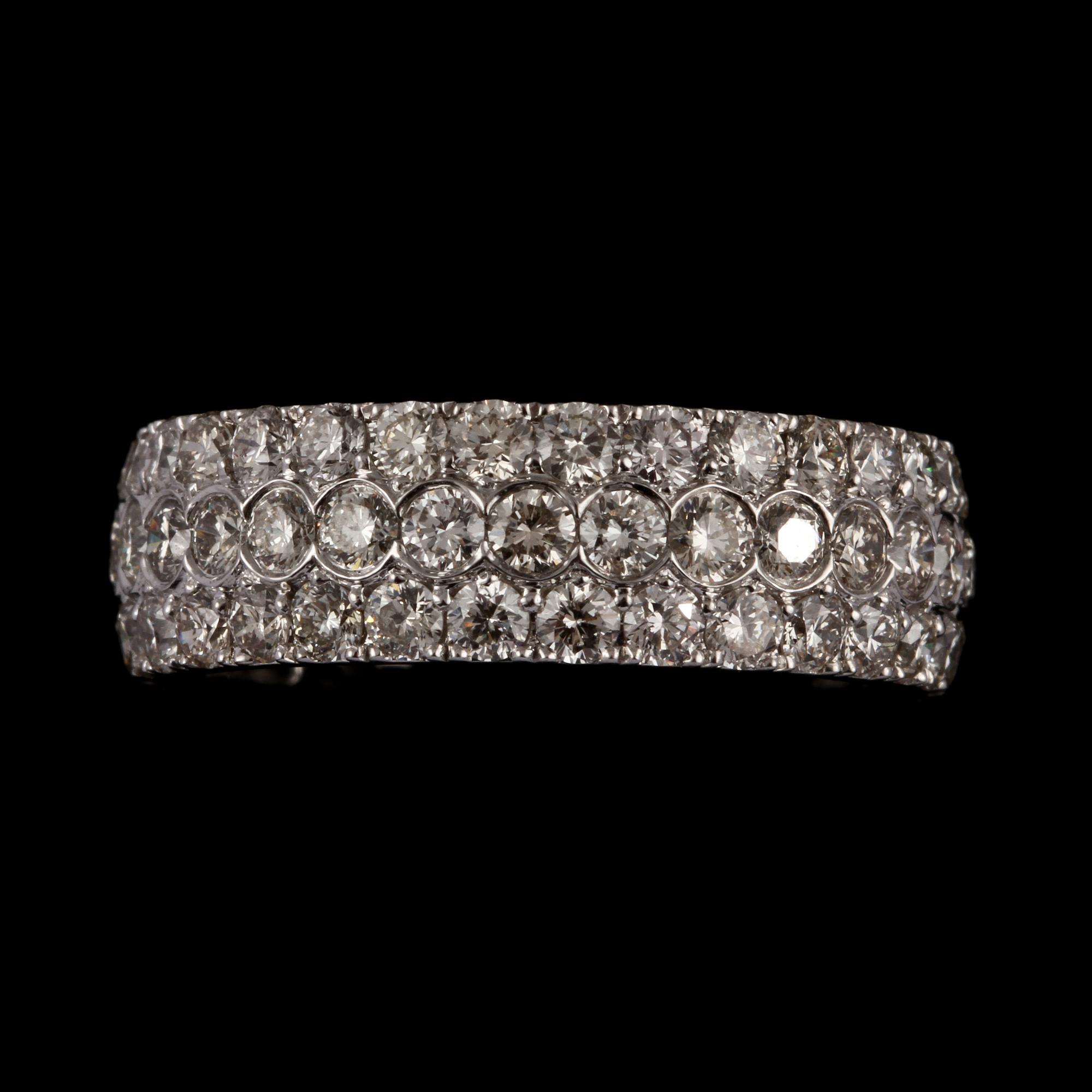 RING, 18k vitguld med 90 briljantslipade diamanter, totalt 3.26 ct. Vikt 4 g.