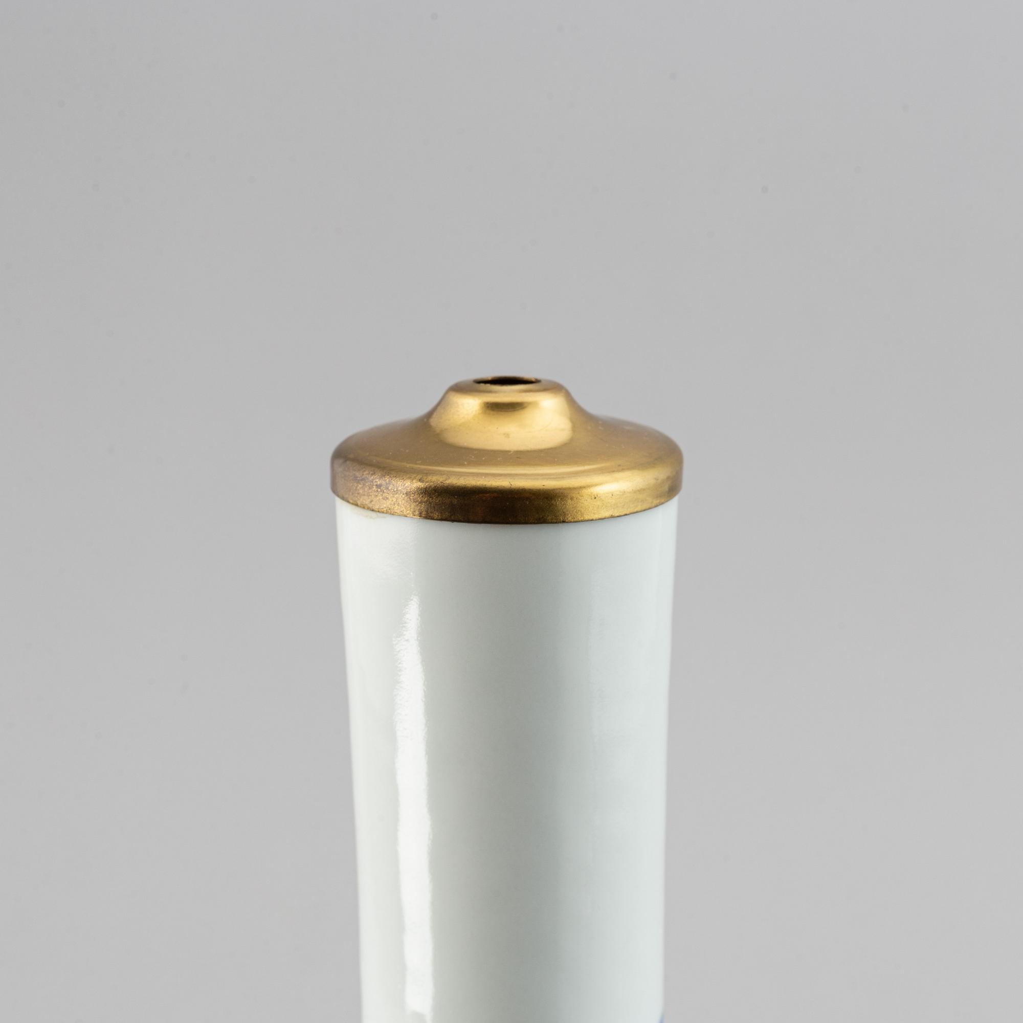 A Chinese blue and white tianqiuping vase, 20th century.