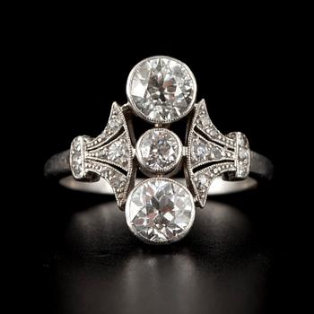 RING, antikslipade diamanter ca 1.5 ct. TW/SI-P. Platina. Vikt 4,17 g.