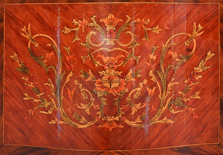 VITRINSKÅP, Louis XV-stil, omkring 1900-talets mitt.