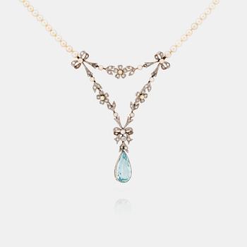 COLLIER med en droppslipad akvamarin, ca 6.00 ct, rosenslipade diamanter samt pärlor.