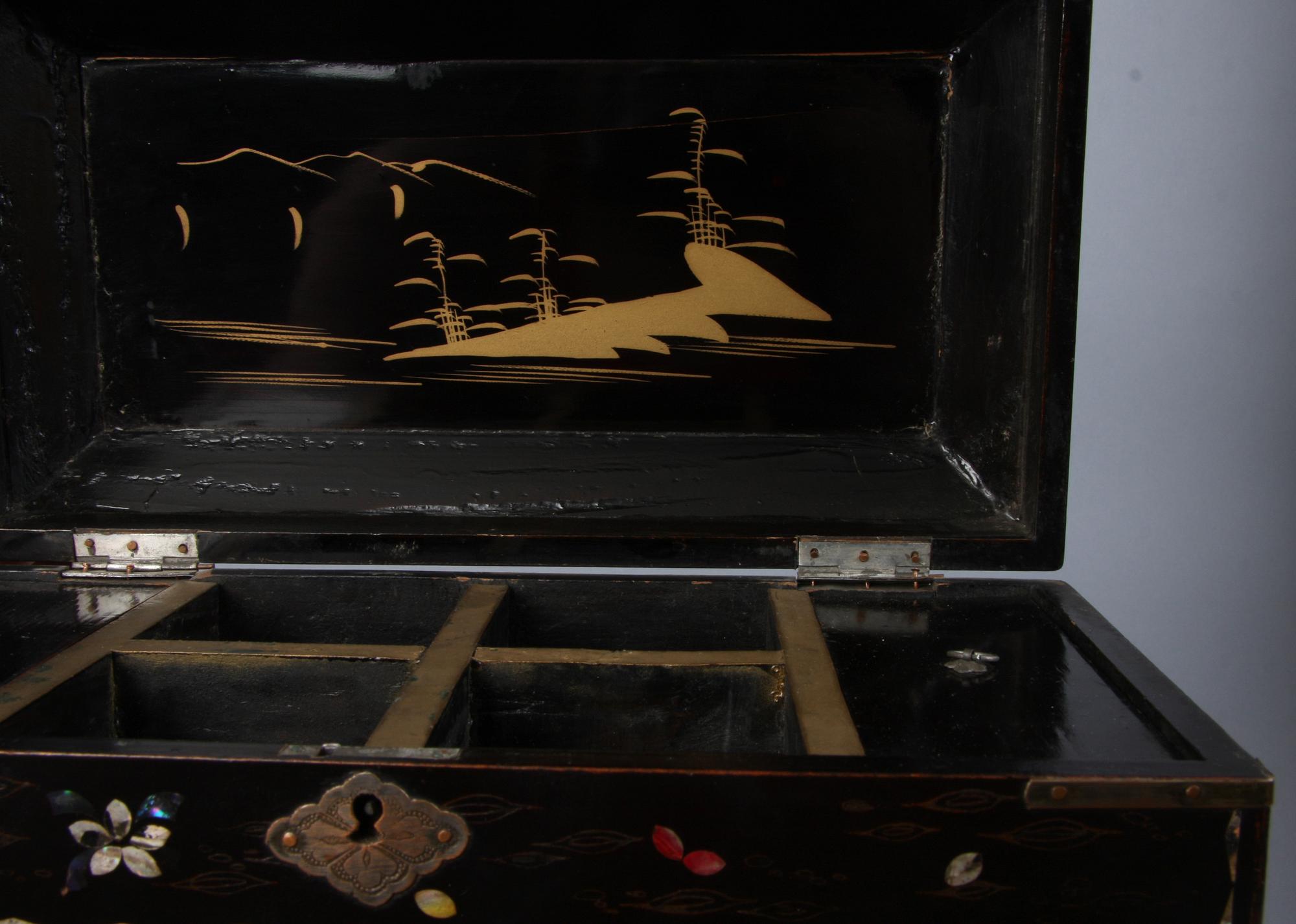 LACKSKÅP, Japan, 1900-talets första del.