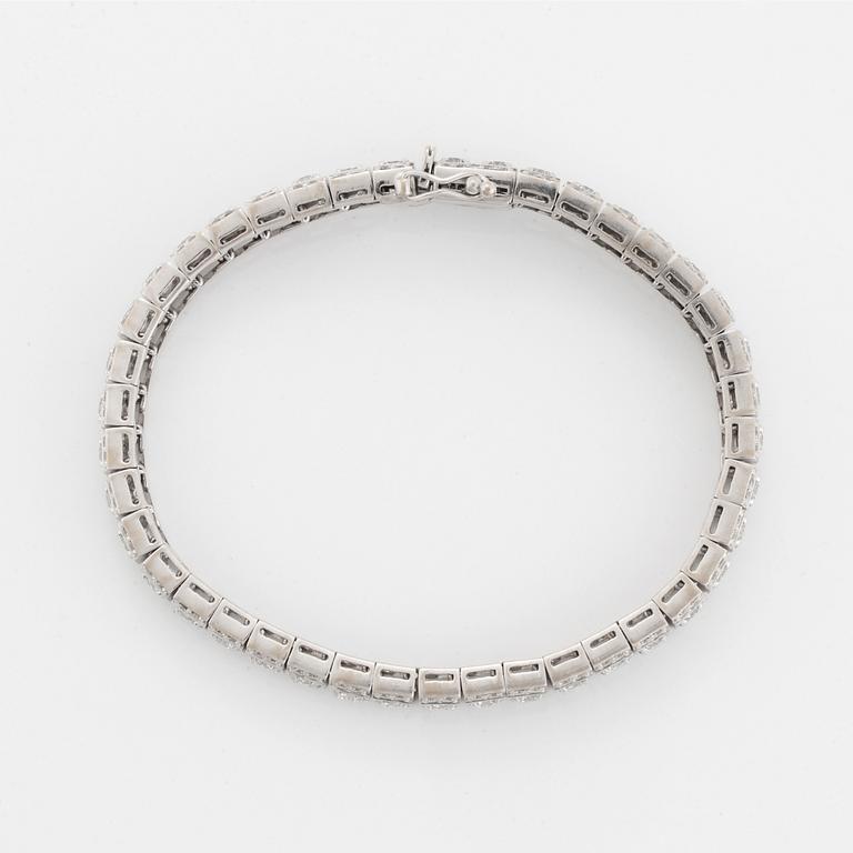 Brilliant-cut diamond tennis bracelet.