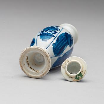 A blue and white bottle with cover, Qing dynasty, Kangxi (1662-1722).