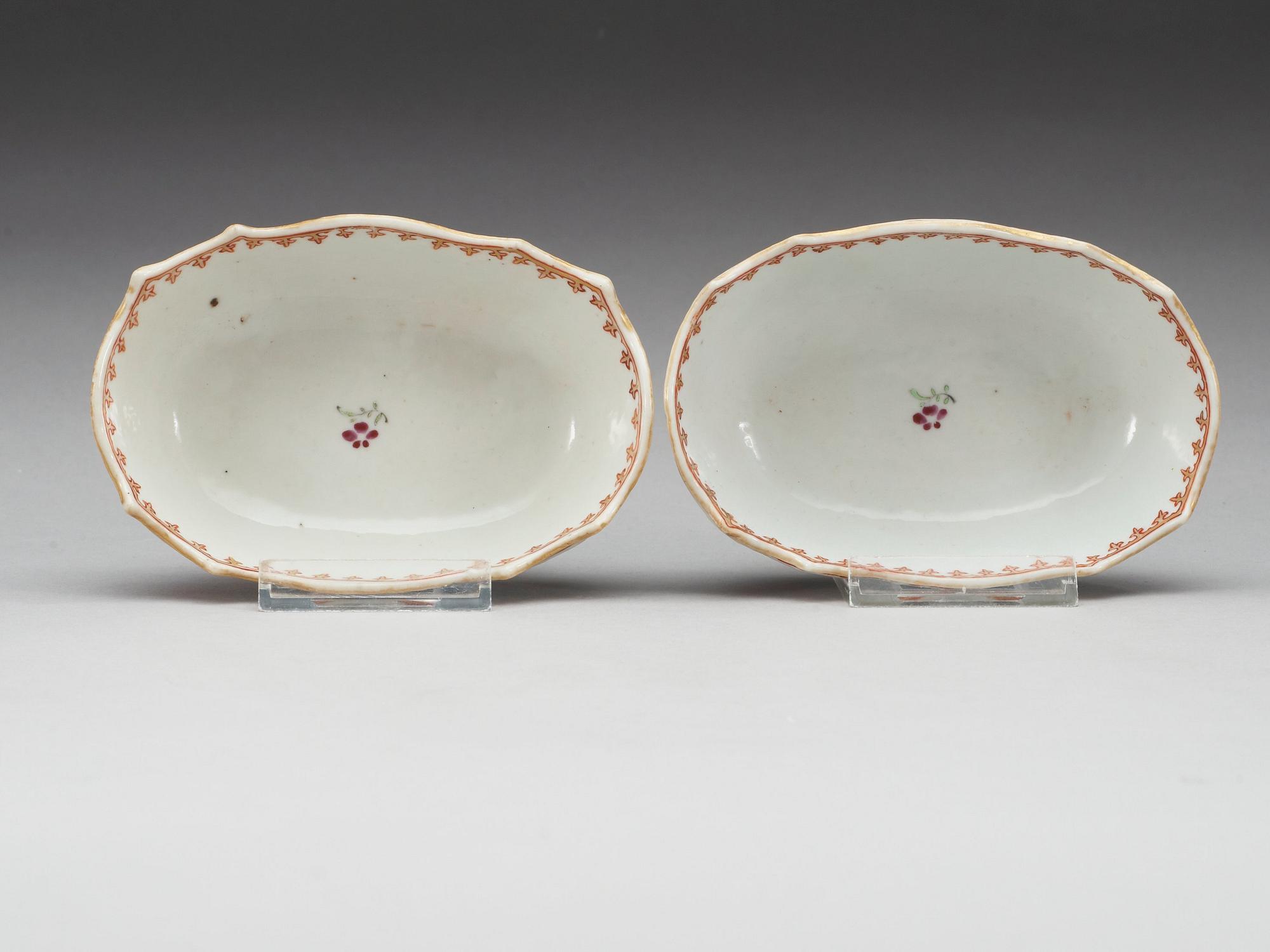 A pair of famille rose bowls, Qing dynastin, Qianlong (1736-95).
