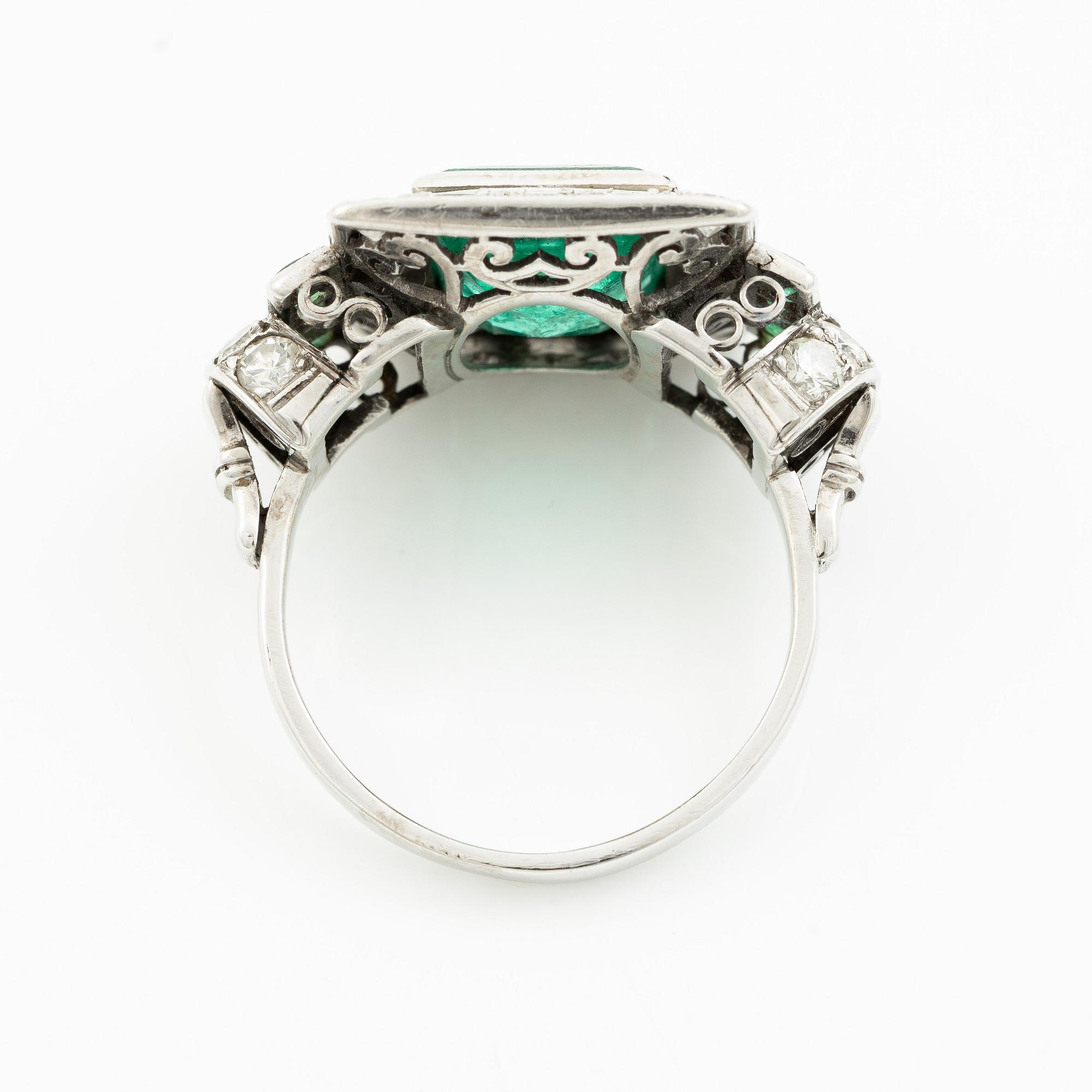 Ring 14K white gold with emeralds and round brilliant-cut diamonds.