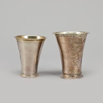 BÄGARE, 2 st små, en av Sven T. Röding, Växjö (v. 1736-1754) och en av Johannes Nordgren, Jönköping 1811.
