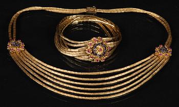 HALSBAND samt ARMBAND, 18K guld, med rosa och blå safirer, 122 g.