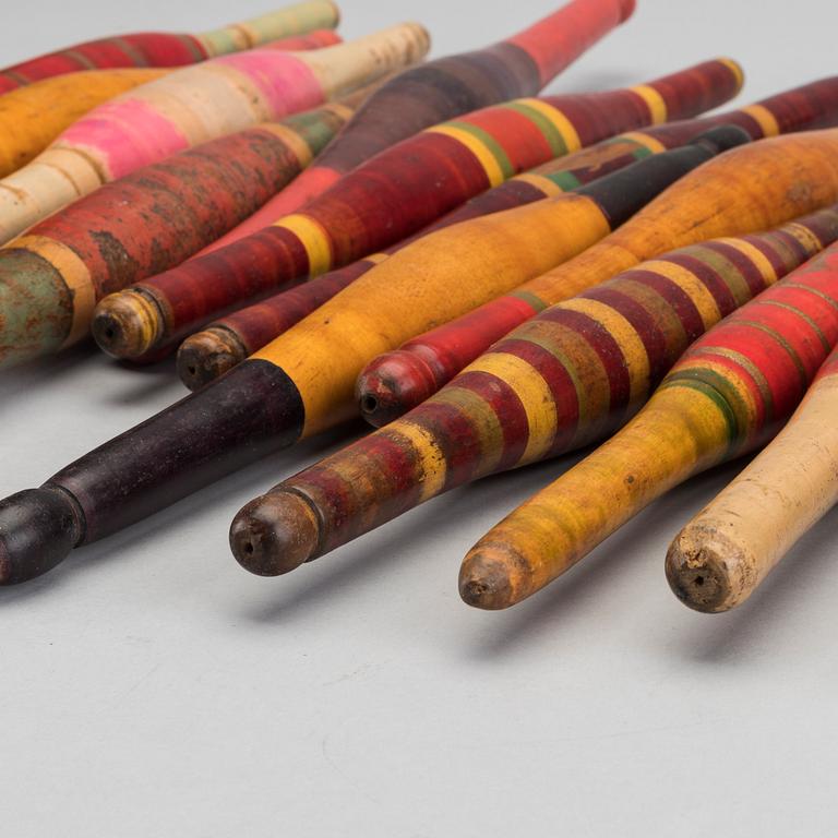 A SET OF 19 CHAPATI ROLLING PIN FROM INDIA, 20TH CENTURY.