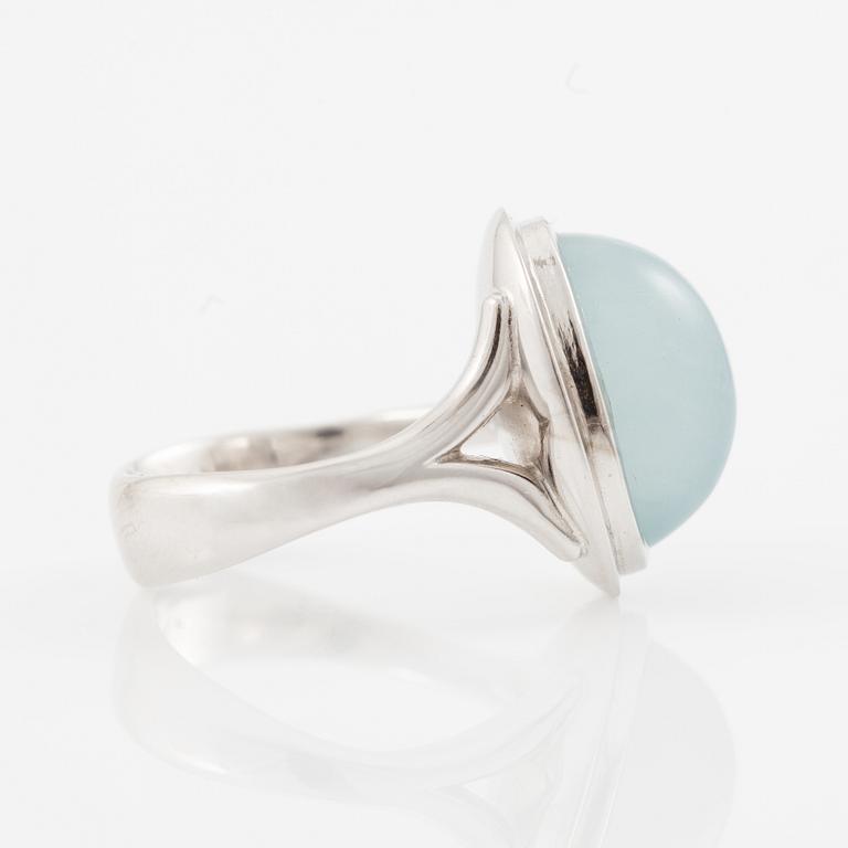 Ole Lynggaard ring 18K white gold with a cabochon-cut aquamarine and a round brilliant-cut diamond.
