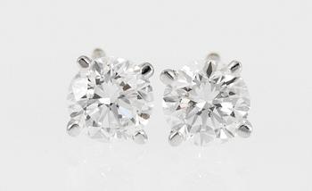 670. EARSTUDS, brilliant cut diamonds, 0. 50 cts (totalt weight 1 cts).
