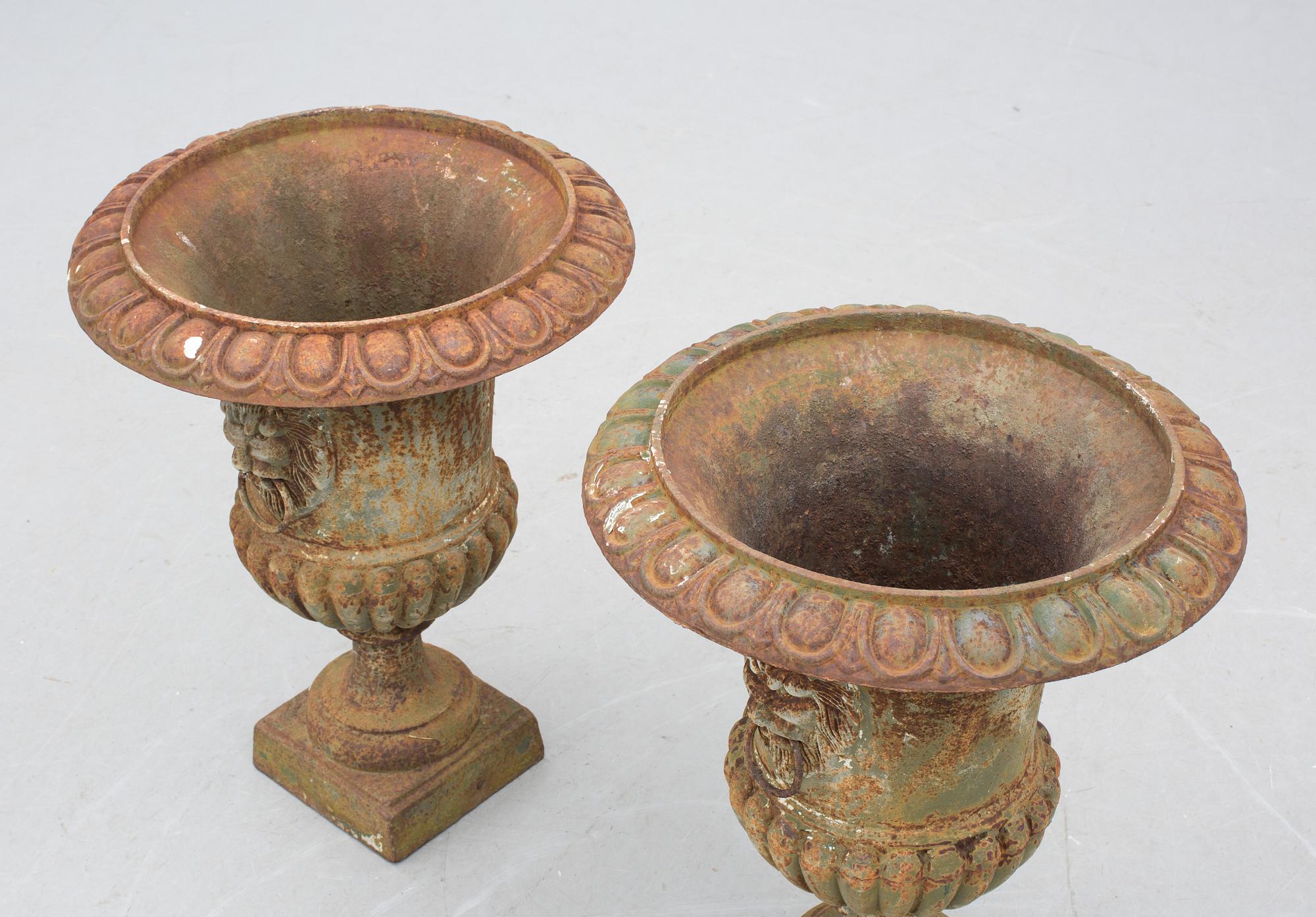 TRÄDGÅRDSUNOR, ett par, gjutgärn, 1800/1900-tal.