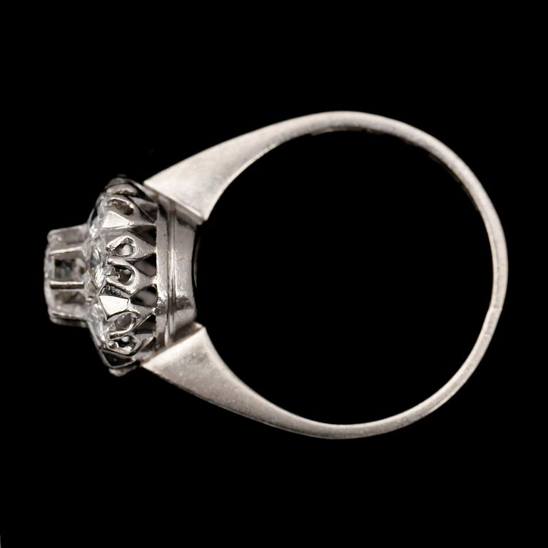 RING, 18 k vitguld, briljanter tot ca 1,34 ct. TW, svenska stämplar ÖRN, 1972.