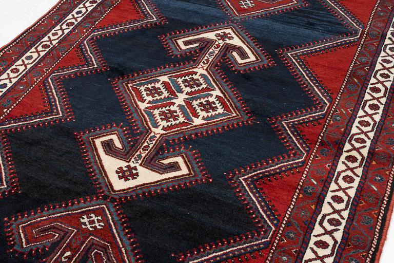 Lattice rug, semi-antique Qashqai Baseri, approx. 555 x 150 cm.