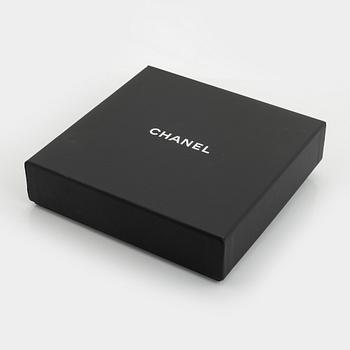 Chanel, a silver tone pearl and leather necklace.