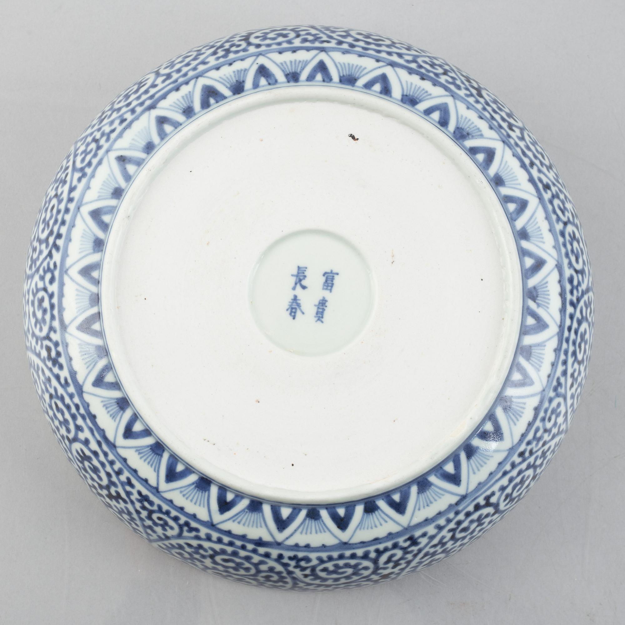 Skålar, två stycken, samt fat, porslin. Japan, Meiji (1898-1912).