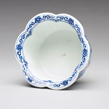A blue and white porcelain pot / censer, Qing dynasty, circa 1700.