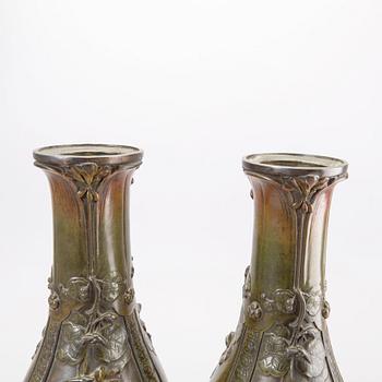 Vaser, ett par, Japan, 1900-tal, brons.