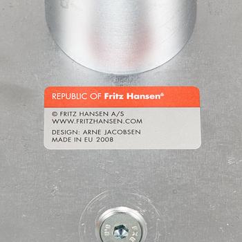 Arne Jacobsen, fåtölj, "Svanen" för Fritz Hansen, tillverkningsår 2008.
