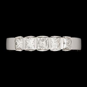 RING, 14k vitguld, 5 briljantslipade diamanter tot ca 0,84ct. Vikt ca 4,28 gram.