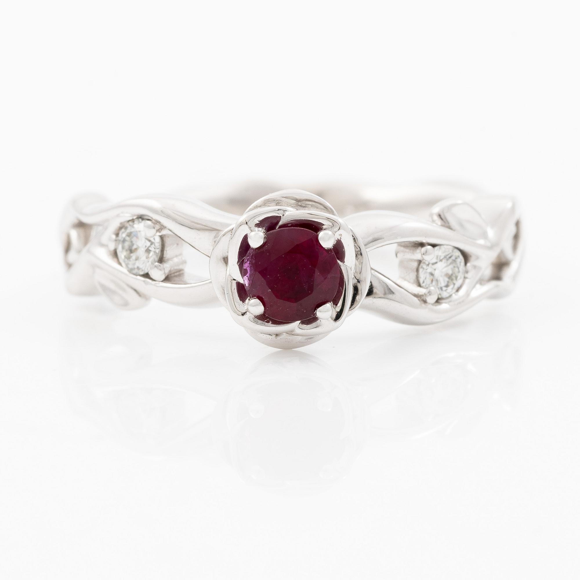 Ring 14K white gold with a ruby and brilliant-cut diamonds.