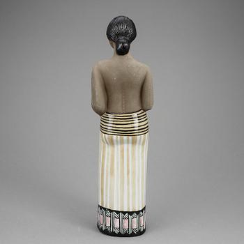 FIGURIN, stengods. Mari Simmulsson, Upsala-Ekeby, omkring 1900-talets mitt. Stämpelmärkt "5063".