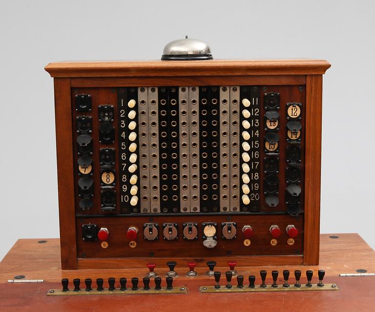 TELEFONVÄXEL MED VÄXELBORD, 1900-talets första hälft.
