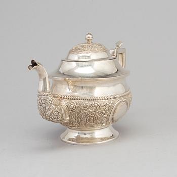 TEKANNA, silver, 1900-talets första hälft. Vikt ca 765 g.