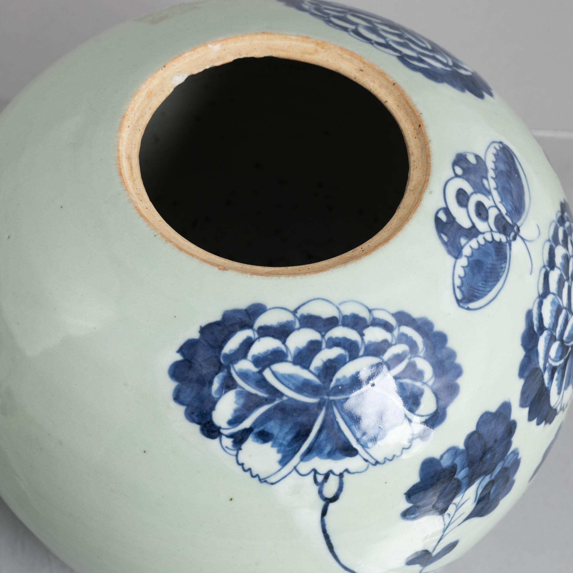 Two similar Chinese porcelain vases with covers, late 19th Century.