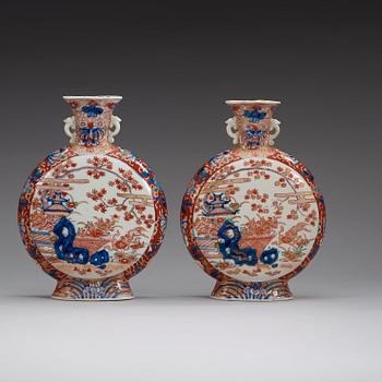 A pair of Japanese Imari moon flasks, Meiji period (1868-1912).