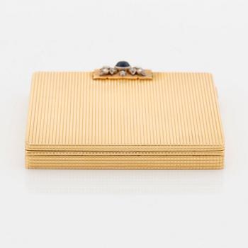 WA Bolin puderdosa 18K guld med en cabochonslipad safir och rosenslipade diamanter.