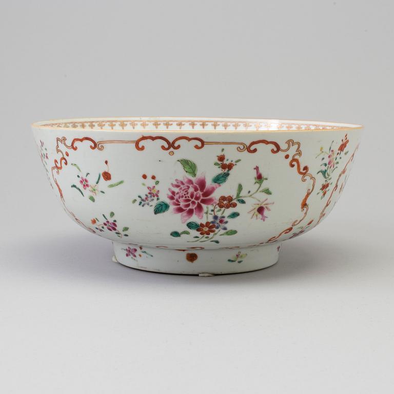 A large famille rose export porcelain bowl, Qing dynasty, Qianlong (1736-95).