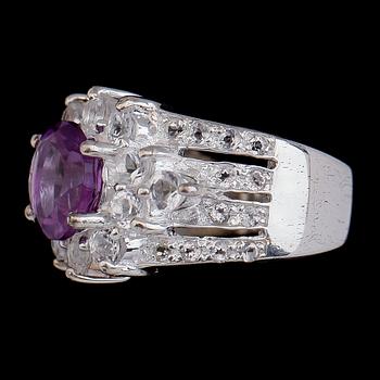RING, sterlingsilver, ametist och topaser. Vikt ca 8,8 g.