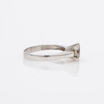 Ring, 18K vitguld med briljantslipad diamant.