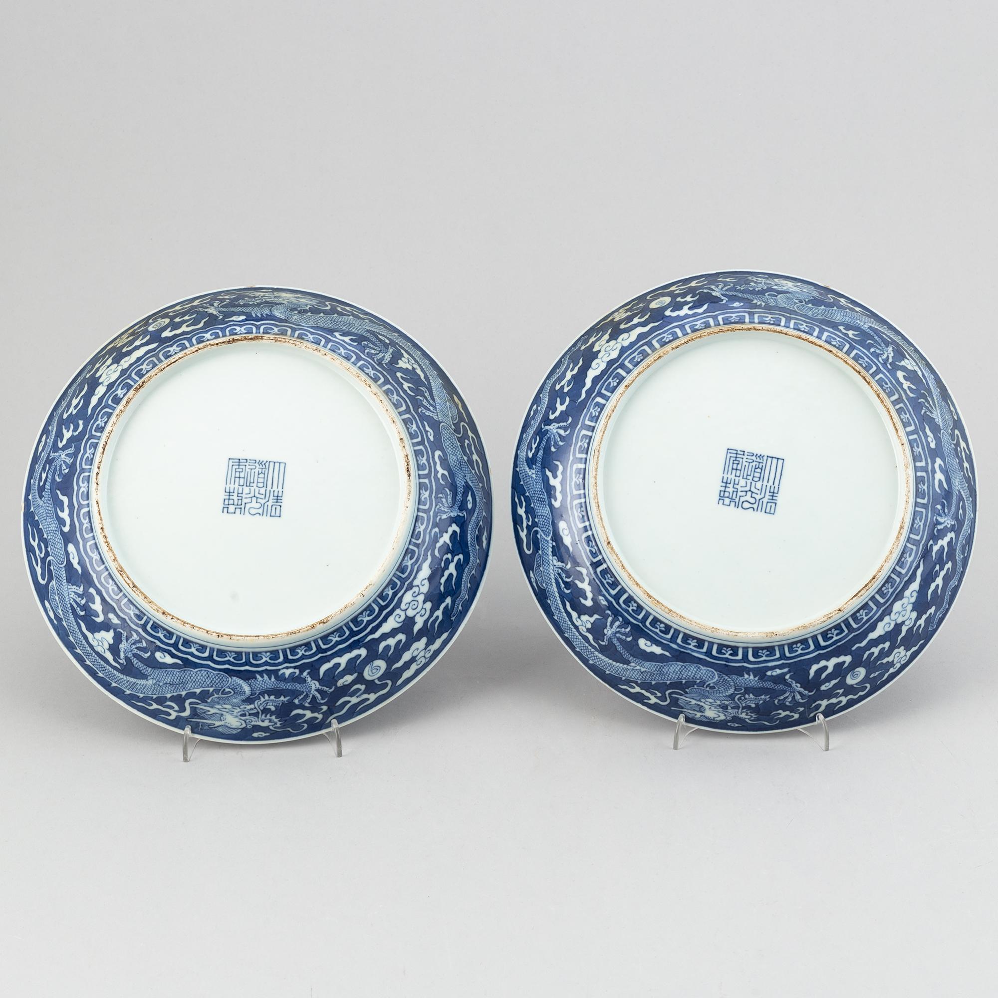 A pair of blue and white dragon dishes, Modern.