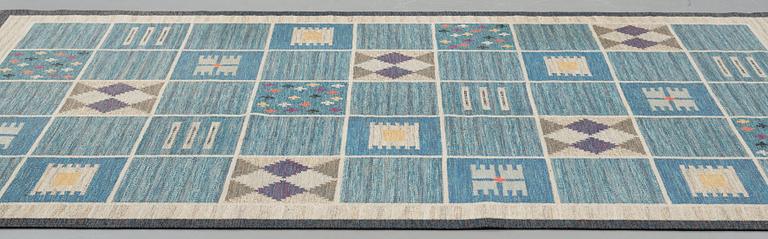 Rakel Carlander, Matta, rölakan, ca 306,5-307,5 x 199-200 cm, signerad RC, omkring 1950.