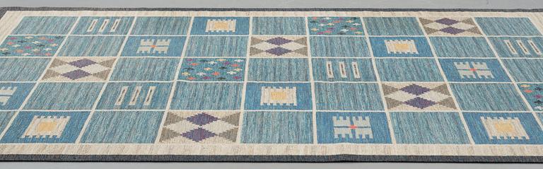 Rakel Carlander, A rug, flat weave, ca 306,5-307,5 x 199-200 cm, signed RC, around 1950.