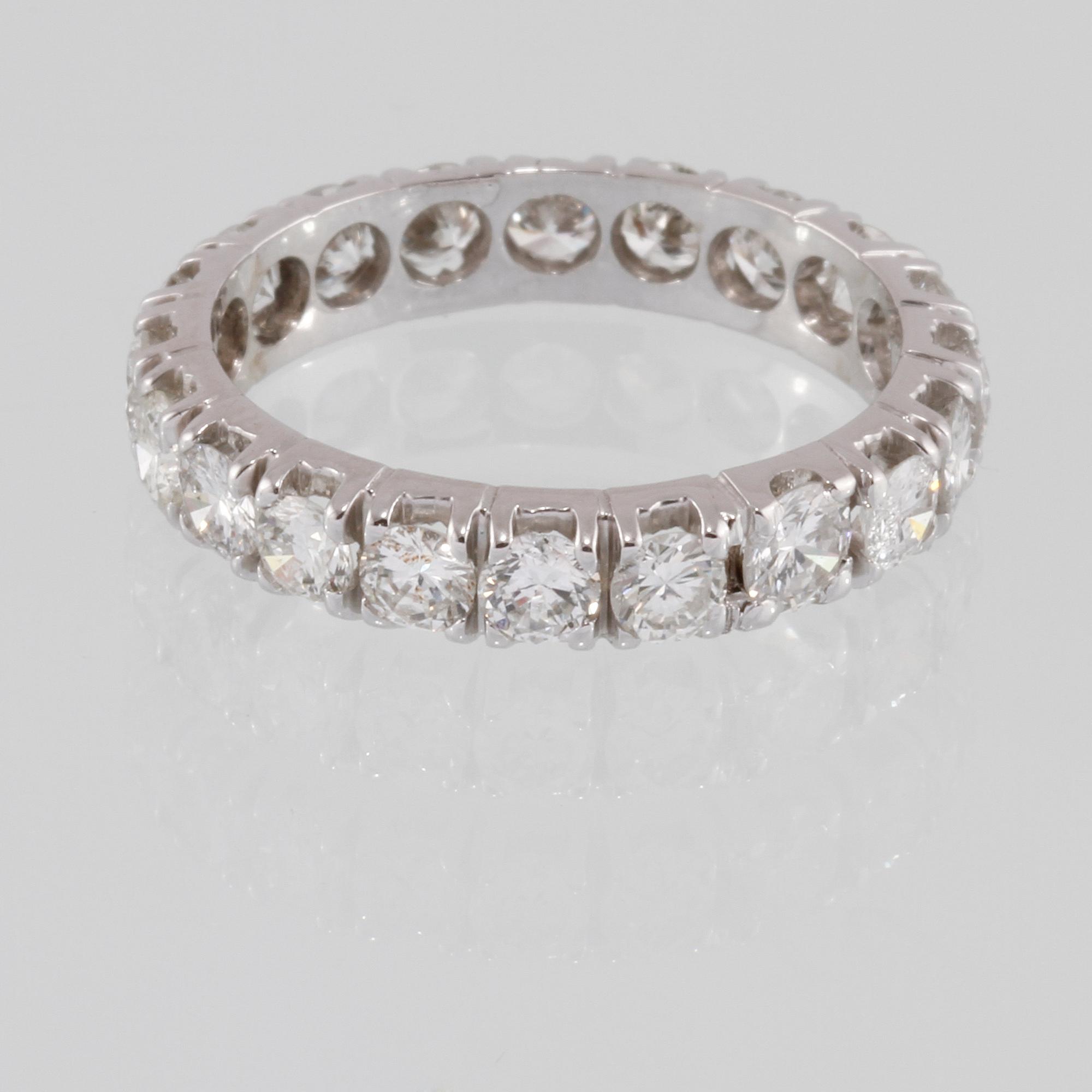 RING, 18K vitguld med briljantslipade diamanter, ca 2.50 ct. Vikt 3,2 g.
