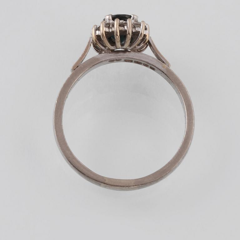 RING, 18K vitguld med fasettslipad blå safir samt briljantslipade diamanter, 0.55 ct, Engelska stämplar. Vikt 5,1 gram.